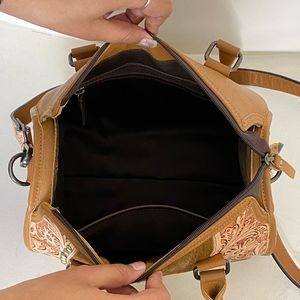 Bolso de Cuero Vacuno Hecho a Mano con Diseño de Corazón, Estilo Bandolera, para Fin de Semana, Unisex, Regalo, Estilo Boutique - Product Image 6