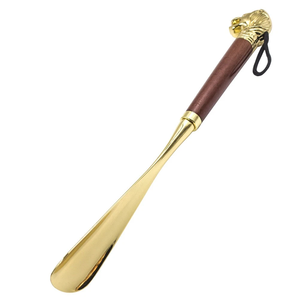 Chausse-pied de luxe en laiton poli avec poignée en bois et tête de lion, long, avec boucle de suspension, aide à l'enfilage des chaussures - Product Image 2
