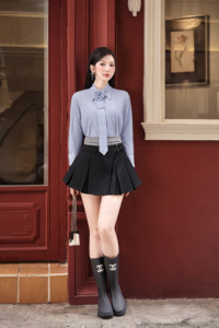 เสื้อเชิ้ตผู้หญิงลายทางสีน้ำเงิน ระบายอากาศได้ดี พร้อมเนคไทถอดได้ ประดับดอกไม้ แขนยาว ตัดเย็บอย่างดี ผ้าคอตตอนผสม - Product Image 2