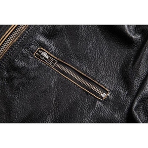 Chaqueta de Cuero Negra para Hombre, Estilo Motero, con Mangas con Diseño de Llamas y Acabado Vintage Desgastado, Calidad Premium, Elegante, Duradera y Cómoda, con Cierre - Product Image 3
