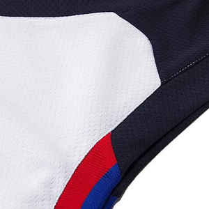 Tenue de basketball athlétique haut de gamme, maillot et short personnalisés avec logo d'équipe, tissu respirant et à séchage rapide pour la compétition - Product Image 5