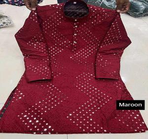 Kurta tradicional para hombre, confeccionada en seda de Banglori, con detalles decorativos de espejos, para ceremonias y eventos nocturnos. - Product Image 4