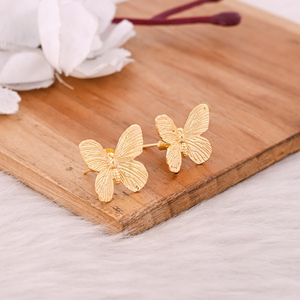 Boucles d'oreilles clous simples et élégantes en laiton, légères, dorées vintage, bijoux dorés pour elle, bijoux papillon - Product Image 3