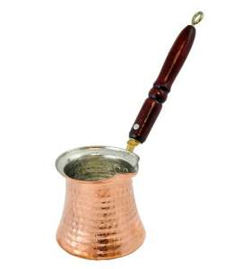 Cafetière turque de style moyen-oriental avec finition métallique décorative et longue poignée en bois pour une préparation authentique du café - Product Image 1