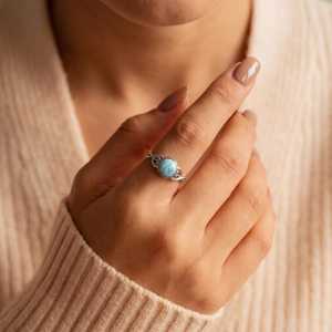 Vente en gros de bagues fines en argent sterling 925 avec pierre précieuse Larimar ronde et moissanite, bijoux religieux pour femmes, prix d'usine - Product Image 2