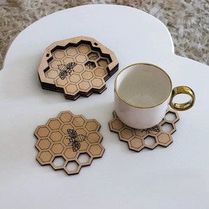 Posavasos de Madera con Diseño de Panal de Abeja Cortados con Láser, Forma Personalizada, Hechos a Mano, Patrones Modernos Personalizados, Alta Calidad para Exportación Mundial - Product Image 1