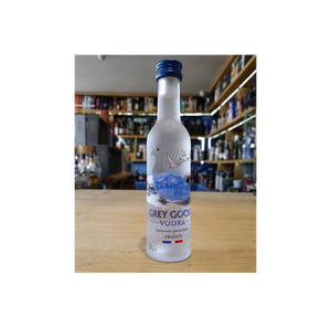 Superior Greyy goosse Le Citron Vodka 70cl Natural Lemon Essence For Bars - Product Image 1