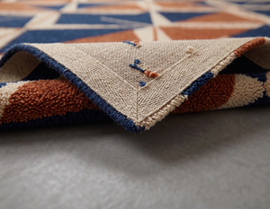 Tapis géométrique moderne en laine bleu marine, motif triangulaire entrelacé, tapis à motifs diamantés, accents linéaires ivoire, antidérapant, respectueux de l'environnement - Product Image 5