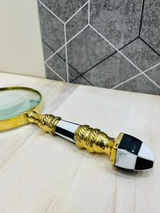 Lupa de mano de latón de 4'' con mango de piedra blanca y negra |   Lupa Óptica Decorativa para Lectura - Product Image 2