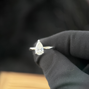 แหวนเพชรลูกแพร์ทองคำขาว14K 1.10ct เครื่องประดับจัดงานแต่งงานรับรอง VVS2 IGI - Product Image 2