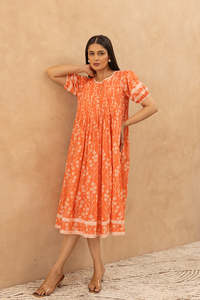 Vestido Midi de Algodón Estampado Naranja con Pliegues, Manga Corta, para Mujer, con Tela Ligera, Estilo Moderno y Ajuste Cómodo - Product Image 4