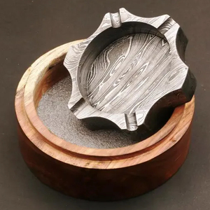 Cendrier élégant en acier Damas, fait main, décoratif, en métal, artisanat unique, accessoire pour fumeurs pour la maison, le bureau et le salon - Product Image 1