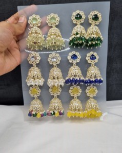 Elegante paquete de 12 pendientes Jhumkis de cristal multicolor, chapados en oro antiguo, de diseño étnico tradicional para mujer, al por mayor. - Product Image 2