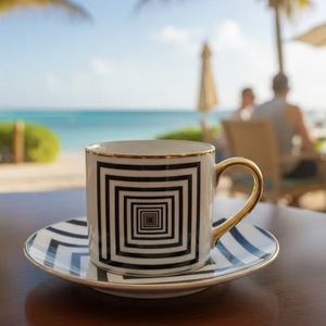Ensemble tasse et soucoupe à café ou thé en céramique, design créatif, motif géométrique, avec anse et bordure dorées - Product Image 2