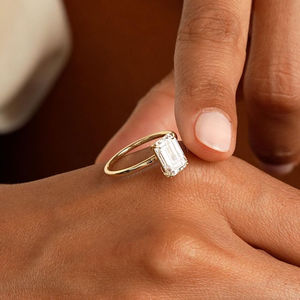 Bague de fiançailles en or jaune de luxe pour femme, diamant taille émeraude 2 carats, style classique, pierre naturelle - Product Image 3