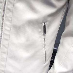 แจ็คเก็ตหนังแท้ 100% สีขาว แฟชั่นใหม่สำหรับผู้ชาย ยี่ห้อ OEM  พร้อมโลโก้ปั๊มนูน  และแจ็คเก็ตสไตล์ใหม่สำหรับผู้หญิง - Product Image 4