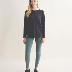 เสื้อยืดแขนยาวผ้าแคนวาสเนื้อนุ่มสำหรับผู้หญิง คุณภาพสูง ออกแบบมาเพื่อความสบายในทุกๆ วัน ระบายอากาศได้ดี ทรงหลวมพอดีตัว เหมาะสำหรับใส่ลำลอง - Product Image 2