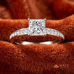 Anillo de Compromiso Clásico de Plata de Ley 925 con Corte Princesa |   Anillo de circonita cuadrada de 2 quilates con diseño de catedral |   Anillo de Promesa para Mujer - Product Image 1