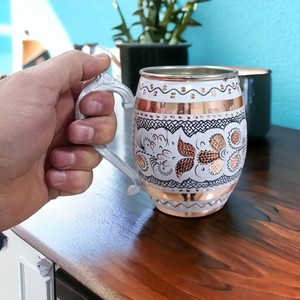 Taza de cobre de diseño para cocinas modernas. Taza de cobre personalizable con opciones de grabado de logotipo para branding. - Product Image 1