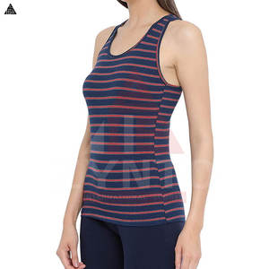Ensemble femme avec logo personnalisé, débardeur respirant avec coussinets de poitrine, jupe de tennis très élastique avec short intégré, tenue de sport pour la gym - Product Image 6