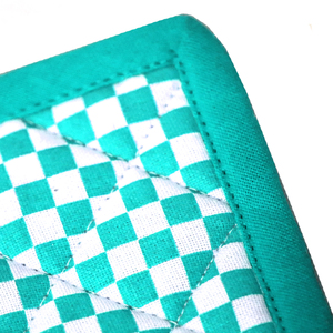 ผู้ส่งออกที่รองหม้อในอินเดีย เป็นมิตรกับสิ่งแวดล้อม ขนาดและดีไซน์ตามสั่ง ที่รองหม้อลายตารางย้อมเส้นด้าย สำหรับใช้ในครัวและเตาอบ - Product Image 3