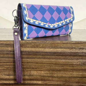 Pochette pour femme en cuir de vachette premium, colorée, à motif damier, travaillée à la main, avec dragonne, porte-cartes et porte-billets, pour l'Expo de mars 2026 - Product Image 4