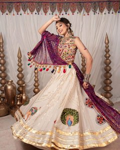 Lehenga en coton mousseline imprimé et orné de dentelle Lampi avec travail de miroir, Choli en soie Gota Zari et Dupatta en Georgette brodée à imprimé numérique - Product Image 3