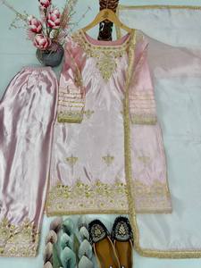 Ensemble Anarkali brodé rose avec dupatta, tenue traditionnelle indienne et pakistanaise pour femme, idéal pour mariage, coupe régulière, longueur cheville - Product Image 4
