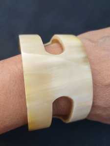 Brazalete de Moda Hecho a Mano para Mujer, Estilo Cristiano Moderno, con Patrón Animal de Cuerno de Vaca Genuino, Ligero - Product Image 4