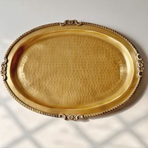 Bandeja Ovalada de Latón para Servir con Asas Ornamentadas, Acabado Metálico Pulido, Diseño Elegante, Uso Residencial - Product Image 1