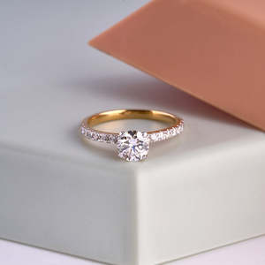 แหวนหมั้นเพชรปูทอง18K สไตล์คลาสสิก purerecarat เครื่องประดับหรูหราด้วยเพชรที่สง่างาม - Product Image 5