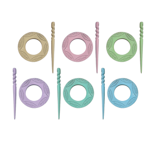 Pasador de chal de madera delgado de 8 cm diseñado para sujetar con precisión pañuelos ligeros sin que ocupen espacio. - Product Image 1