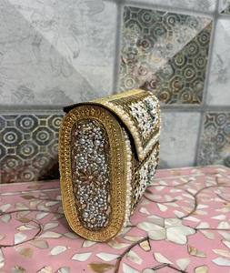 Pochette ovale Kundan en laiton de taille moyenne, faite à la main, dorée, art populaire traditionnel indien pour mariage - Product Image 6