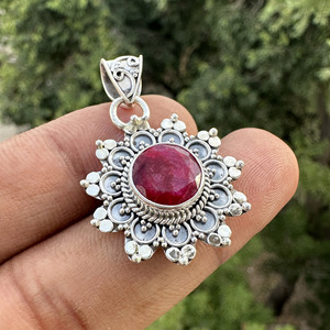 Pendentif en rubis indien facetté teinté rouge en gros, en argent sterling 925, en forme de fleur, avec motif festonné orné, bijou pour femme - Product Image 4
