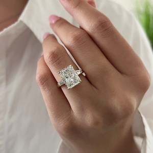 แหวนเพชรทรงรัศมี 5 กะรัต E VVS2 เพชรเลี้ยงในห้องปฏิบัติการ ตัวเรือนทอง 14K ทรงเรียวแบบบาแก็ตต์ ประดับเพชรสามเม็ด รับรองโดย IGI - Product Image 6