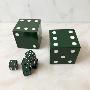 Boîte à dés en résine verte au design minimaliste avec points blancs, décoration artistique pour la maison, artisanat pour jeux de table, ensemble d'artisanat en résine - Product Image 1