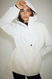 Blouson à capuche blanc avec fermeture éclair, coupe-vent en polyester tissé, idéal pour l'automne - Product Image 1
