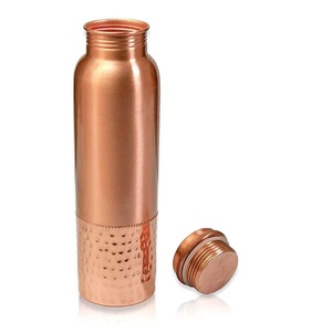 ขวดทองแดงแท้ทรงทันสมัย ดีไซน์แบบตอกลาย แรงบันดาลใจจากอายุรเวท ภาชนะสำหรับดื่มน้ำที่ทนทาน เพื่อการดื่มน้ำประจำวันและประโยชน์ต่อสุขภาพแบบองค์รวม - Product Image 6