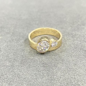 Anillo de compromiso de banda ancha ovalado y redondo para mujer - Anillo de boda con engaste de bisel, anillo solitario único de banda gruesa, oro de 14K - Product Image 4