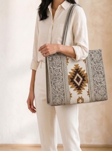 Bolso Tote de Cuero Genuino para Mujer, Resistente al Agua, con Patrón Vintage, Bordado y Diseño Tallado a Mano, Ideal para Viajes Diarios y Playa - Product Image 4