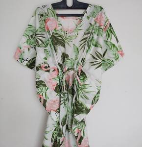 ชุดเดรสคาฟทันผ้าฝ้ายพิมพ์ลายดอกไม้สไตล์วินเทจทำมือจากอินเดีย ทรงเอ คอวี แขนสามส่วน ความยาวระดับเข่า เหมาะสำหรับใส่ไปชายหาด - Product Image 1