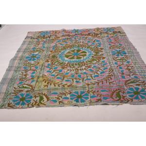 ผ้าคลุมเตียงลายดอกไม้สไตล์โบฮีเมียน ลาวินาส คันธา ซูซานี ปักลายด้วยมือ ทำจากผ้าฝ้ายวินเทจ เป็นมิตรกับสิ่งแวดล้อม ซักได้ ใช้ได้ทุกฤดู ผลิตในอินเดีย - Product Image 2