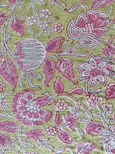 Tissu en coton imprimé à la main – Motif floral Mughal Jaal |   Rose sur vert olive |   Textile indien fait main - Product Image 3