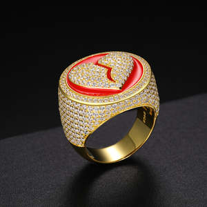 Bague pour homme en argent sterling plaqué or, motif cœur brisé, sertie de diamants de laboratoire et émail rouge, style hip-hop, bijou statement - Product Image 3
