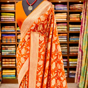 Sari de luxe traditionnel en crêpe et soie Khadi, tissage riche avec pallu Jari, pompons fantaisie, motif floral Jaal, doublure et bordure Jari froissée - Product Image 1