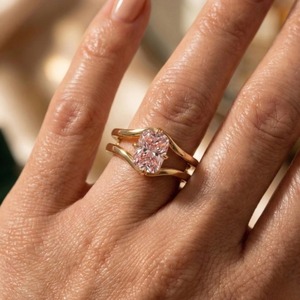 Bague de fiançailles en or jaune 14 carats avec diamant rose allongé de 1,60 carat cultivé en laboratoire et sertissage à double sangle pour femme - Product Image 2