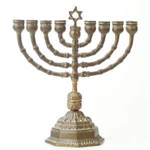 Chandeliers Menorah Traditionnels – Décoration Premium pour Célébrations Religieuses – Présentoir de Table Élégant – Artisanat Métallique Fait Main - Product Image 2
