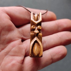 Colgante de madera tallado a mano, figura humana abstracta, collar de madera natural, joyería artesanal, escultura artística decorativa - Product Image 3
