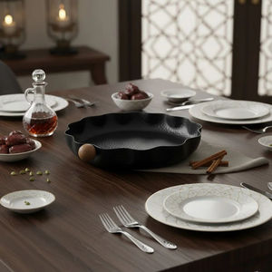 Atractiva Bandeja Redonda Beige para Servir con Borde Ondulado y Perilla de Madera, Bandeja Decorativa para Almacenamiento, Vajilla para Cocina y Hogar - Product Image 3