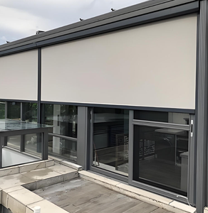 Stores motorisés d'extérieur de haute qualité avec un design moderne sophistiqué, tissu personnalisé, protection solaire durable et intimité pour les maisons - Product Image 5